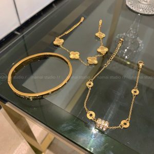 Titanium steel does not fade ~ Roman letter small man's waist gold bracelet high-end sense light luxury four-leaf clover bracelet bracelet jewelry women