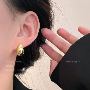 European and American French retro metal earrings women's 2023 niche design sense high-end light luxury simple gold earring earrings