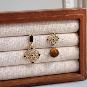 Retro tiger's eye earrings, high-end sense of uniqueness and exquisite hollow earrings, autumn and winter new Chinese style asymmetrical earrings