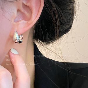 European and American French retro metal earrings women's 2023 niche design sense high-end light luxury simple gold earring earrings