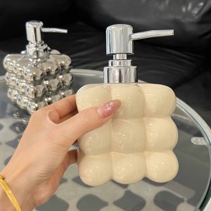 Light luxury shampoo and shower gel are bottled for household press-type lotion bottles, hotel bathroom hand sanitizer bottles are empty