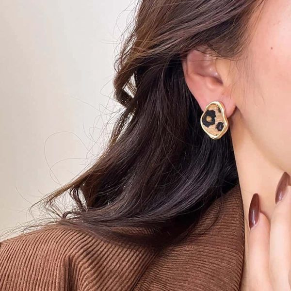 French Hong Kong style retro leopard print stud earrings for women's new irregular high-end temperament fashion autumn and winter earrings clip earrings - Image 2