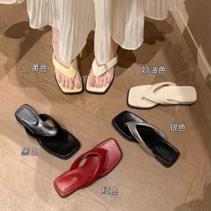 The sheepskin version of Su Yinyin's same square-toe platform sole clip-toe slippers, women's summer slope heel beach herringbone sandals are worn outside