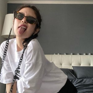 Jennie's same sunglasses women's 2022 new sunglasses European and American retro small frame Korean version of fashionable cat's eye