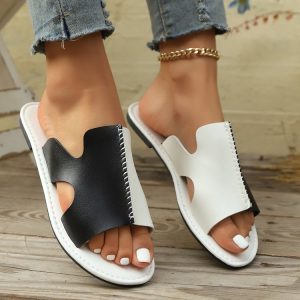 Casual flat plus size cross-border slippers women's 2025 new color-blocking comfortable one-line black and white foreign trade sandals wholesale
