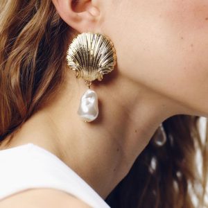E13441 French retro fashion temperament ZA earrings for women creative shell conch pearl earrings versatile earrings