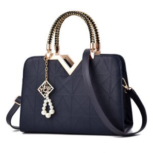The shaped handbag is trendy and fashionable, and the 2023 new European and American new one-shoulder cross-body bag has a versatile and fashionable temperament
