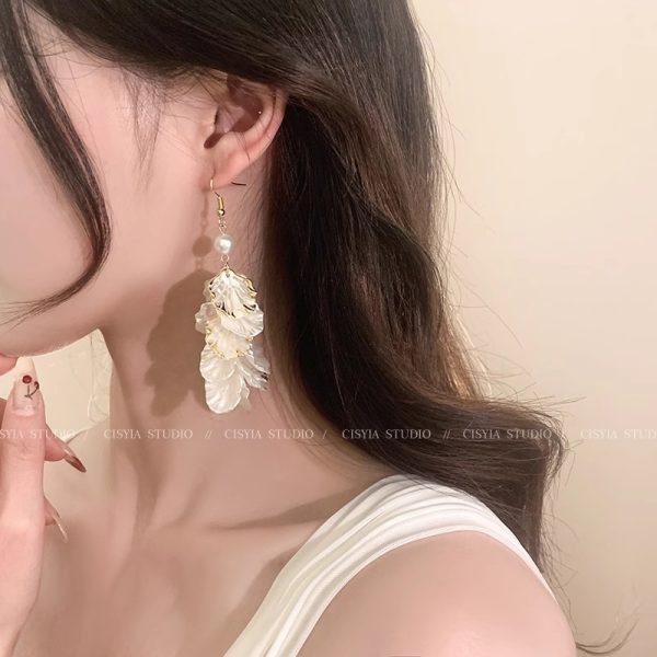 Petal tassel pearl earrings 2025 new hot high-end light luxury earrings earrings French temperament earrings women - Image 4