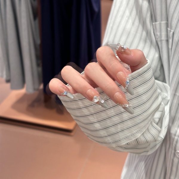 Internet celebrity explosive rich daughter temperament, light luxury, high-end atmosphere, fairy wearing nail nail patch, finished product - Image 2