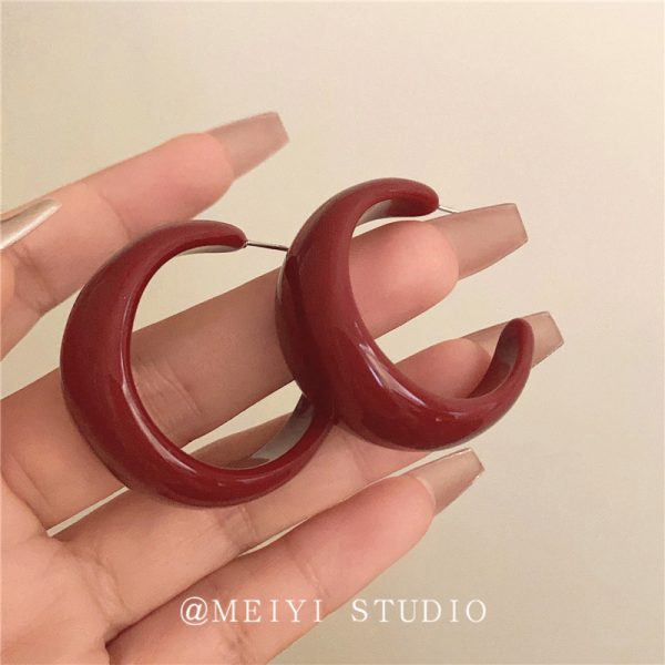 French retro white temperament, burgundy acrylic earrings, Hong Kong style, high-end, fashionable, versatile earrings, explosive trend - Image 5