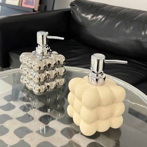 Light luxury shampoo and shower gel are bottled for household press-type lotion bottles, hotel bathroom hand sanitizer bottles are empty