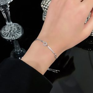 Geometric micro-inlay light luxury bracelet, women's ins niche high-end sense bracelet, exquisite temperament, girlfriend bracelet, bracelet and jewelry trend