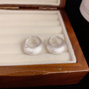 Niche design: dumb metal brushed earrings, French retro fashion earrings, simple and versatile earrings