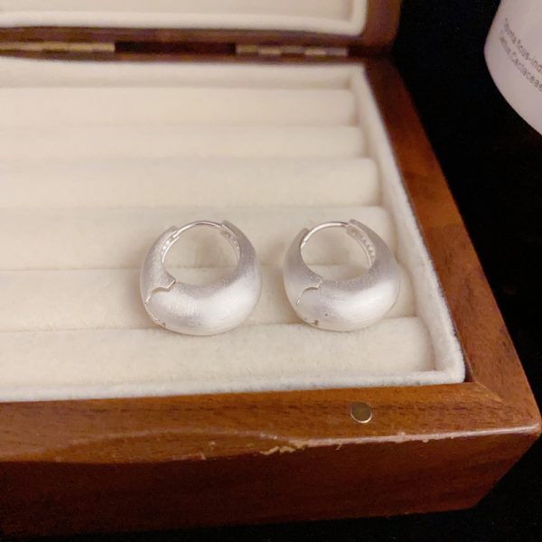 Niche design: dumb metal brushed earrings, French retro fashion earrings, simple and versatile earrings - Image 4