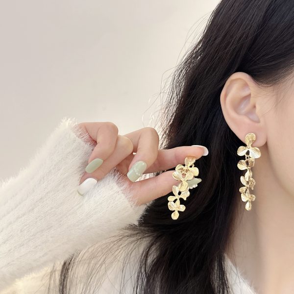 Lilac flower earrings, retro temperament, exaggerated golden leaves, no ear holes, earrings, mosquito coils, disc ear clips, vintage style