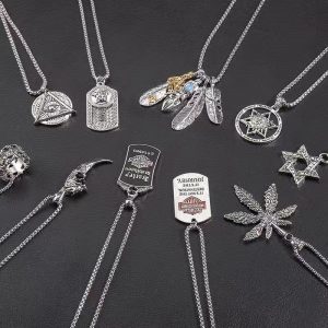 Titanium steel necklace men's tide brand wild clavicle chain light luxury niche design high-end Cuban pendant necklace accessories