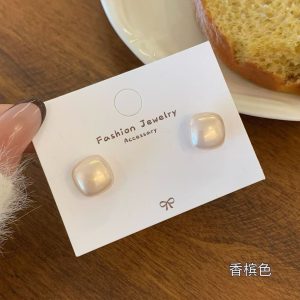 French personality explosive temperament retro niche earrings 2023 earrings versatile earrings silver needle Korean vintage earrings