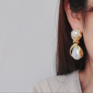 European and American exaggerated imitation pearl drop earrings, French light luxury fashion, creative court retro earrings, Internet celebrity earrings, women