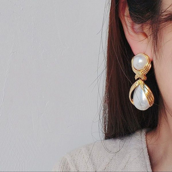 European and American exaggerated imitation pearl drop earrings, French light luxury fashion, creative court retro earrings, Internet celebrity earrings, women - Image 2