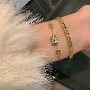 Titanium steel does not fade ~ Roman letter small man's waist gold bracelet high-end sense light luxury four-leaf clover bracelet bracelet jewelry women