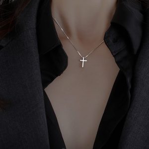 Cross pendant necklace women's 204 new ins simple high-end light luxury design niche wholesale clavicle chain