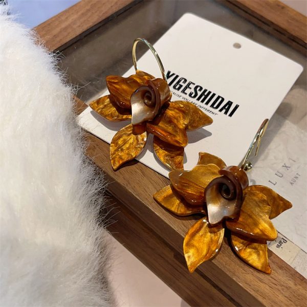 Niche design sense gardenia white coffee French vintage flower earrings Niche exaggerated petal temperament earrings