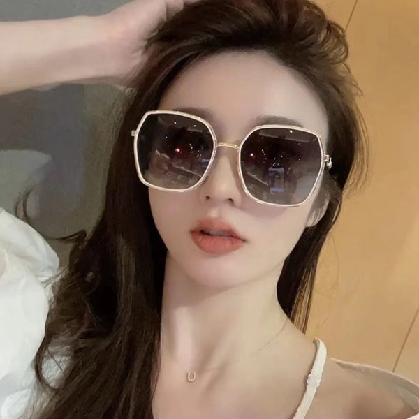 Internet celebrity fashion thick-edged flash diamond beige sunglasses 2023 new women's premium anti-ultraviolet polarized sunglasses