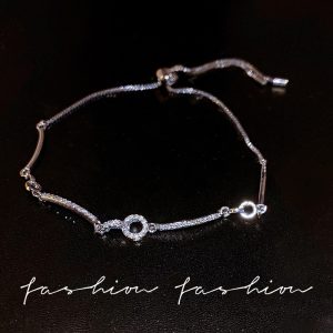 Geometric micro-inlay light luxury bracelet, women's ins niche high-end sense bracelet, exquisite temperament, girlfriend bracelet, bracelet and jewelry trend