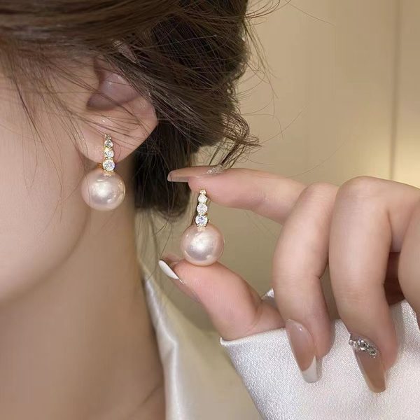 Pearl earrings 2024 new hot high-end sense light luxury high-end French square round face 2024 earrings stud pendant women - Image 2
