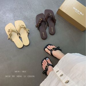 2025 new spring and summer square toe flat belt buckle French vintage clip outside to wear holiday flip flops for women