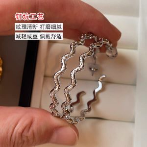 European and American square round face show face, small metal, silver waves, large hoop earrings, women's high-end, light luxury, high-end earrings, earrings, earrings