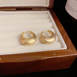 Niche design: dumb metal brushed earrings, French retro fashion earrings, simple and versatile earrings