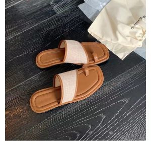 Grape Mom has the same style of casual summer square toe clip-toe straw splicing flat slippers women's 2025 new sandals