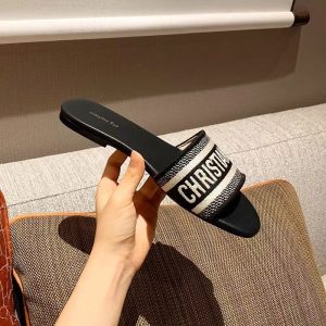 D family with the same letter embroidered slippers women's 2022 spring and summer new leather versatile flat bottom to wear beach sandals