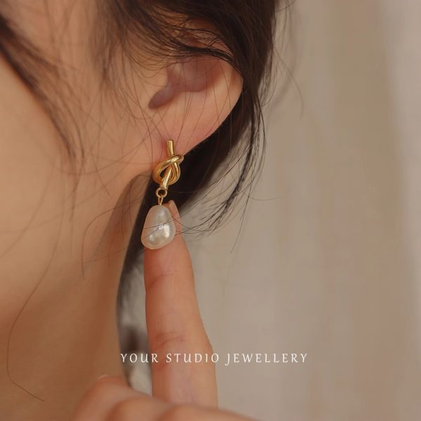 French Retro Baroque Pearl Earrings Women's 2024 New Cross-border 5elect Trendy Light Luxury Temperament Knot Earrings - Image 3