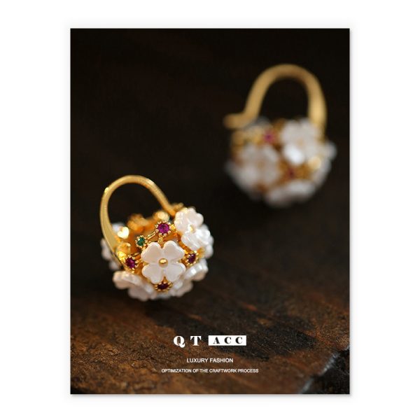 Brass plated with 18K real gold French retro elegance sweet and light luxury style cutout flower earrings new earrings