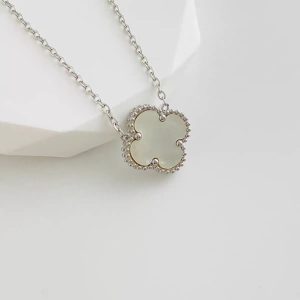 Cross-border hot sale double-sided gold four-leaf clover necklace, light luxury titanium steel non-fading jewelry, simple temperament, female clavicle chain