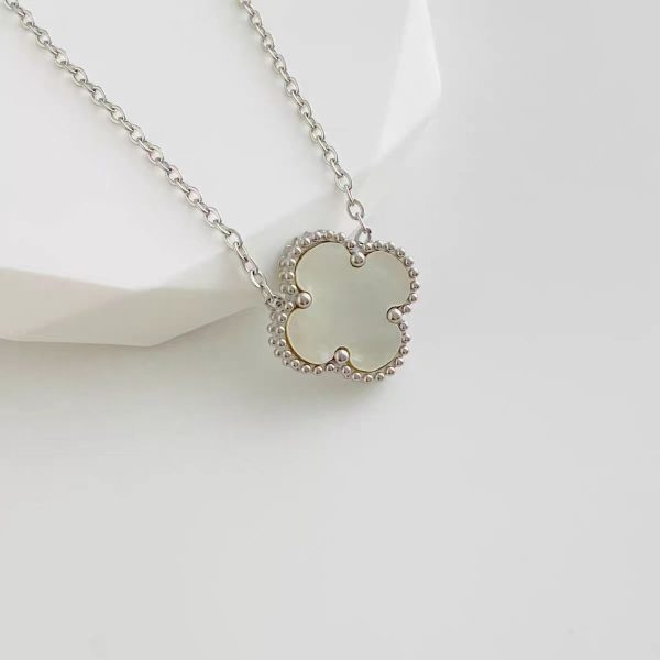 Cross-border hot sale double-sided gold four-leaf clover necklace, light luxury titanium steel non-fading jewelry, simple temperament, female clavicle chain - Image 3