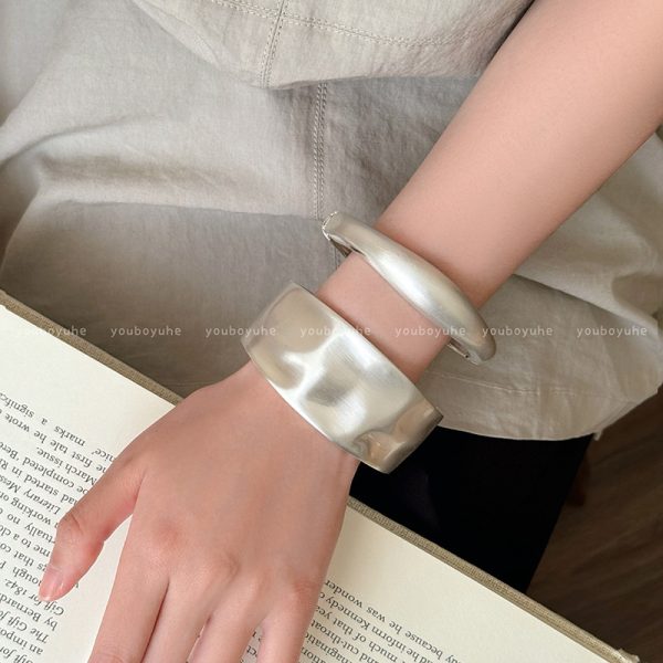 Vintage Brushed Irregular Cross Bracelet Women's Summer 2025 New Cold Wind Bracelet Niche Design Hand Ornament
