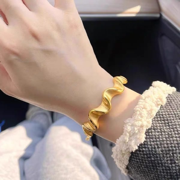 Wavy satin bracelet, Xiaohongshu's new gold-plated niche sparkling hand ornament, light luxury, personality and versatile gifts