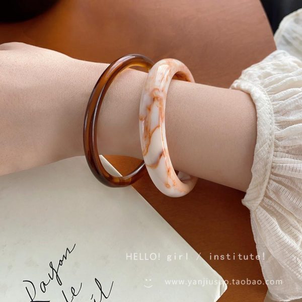 Raw coconut latte ~ irregular acrylic wide-brimmed bracelet women's niche design geometric high-end sense of ancient hand ornaments - Image 4