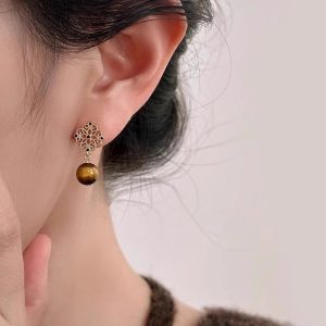 Retro tiger's eye earrings, high-end sense of uniqueness and exquisite hollow earrings, autumn and winter new Chinese style asymmetrical earrings