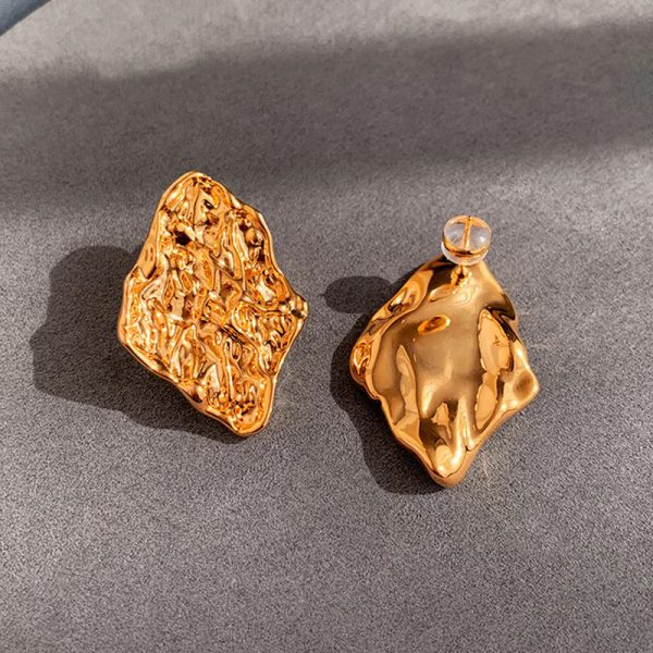 Atmospheric sense of luxury, retro pleated metal earrings, female European and American niche designers, irregular exaggerated personality earrings