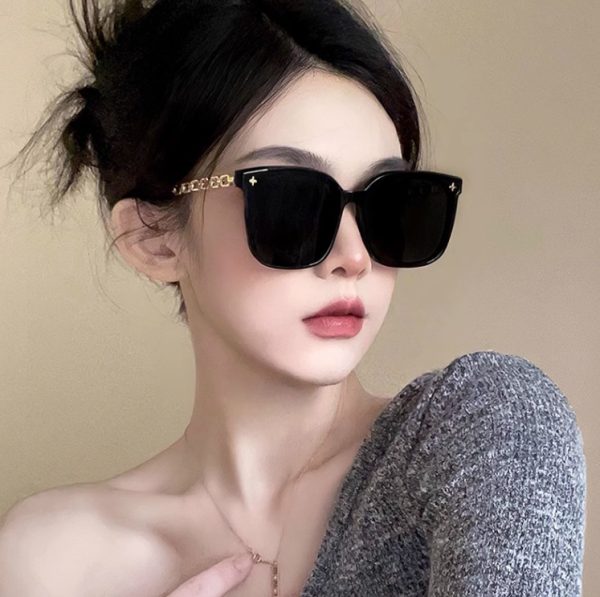 High-end sunglasses women's face small 2023 new chain leg star sunglasses big face thin black