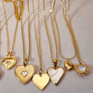 European and American retro 18K gold mother-of-pearl heart-shaped titanium steel necklace Women's French stainless steel zircon heart pendant clavicle chain