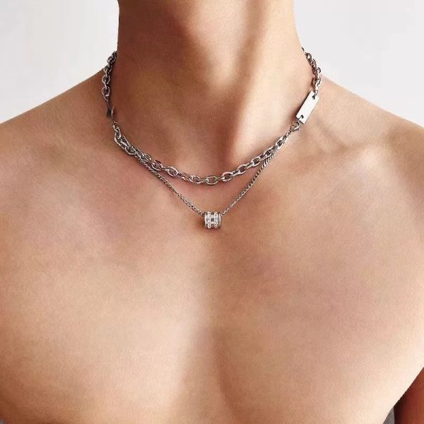 The new double-layered diamond-encrusted beaded titanium steel necklace men's hip-hop trendy high-end collarbone chain is a versatile decoration