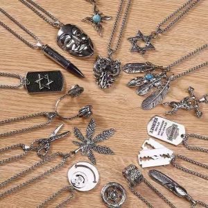Titanium steel necklace men's tide brand wild clavicle chain light luxury niche design high-end Cuban pendant necklace accessories