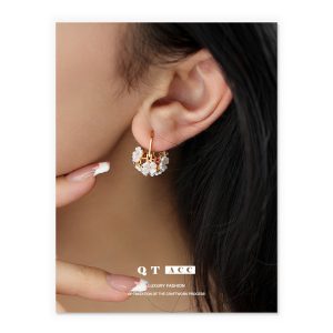 Brass plated with 18K real gold French retro elegance sweet and light luxury style cutout flower earrings new earrings