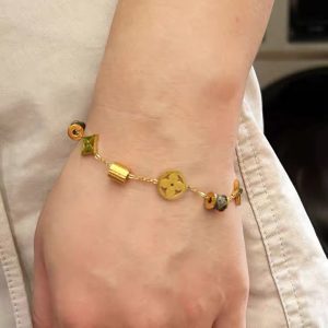 Four-leaf clover titanium steel small waist bracelet is fashionable and elegant, non-fading, adjustable, light luxury, temperament, cold bracelet women