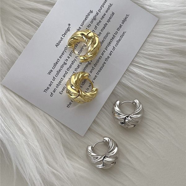 French vintage threaded horn earrings women's new trendy geometric earrings niche design sense Yiwu metal earrings